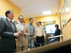 Снова вместе, снова рядом. Виталий Жихарев встретился с Алексеем Гордеевым на юбилее «Молодого Коммунара»