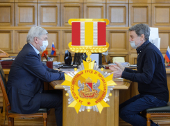 Губернатор Гусев заранее «выписал награду» на день рождения худруку Бычкову