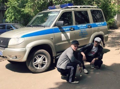 Вальяжные гопники, сидящие у полицейской машины, развеселили воронежцев
