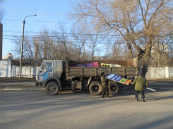 В Юго-Западном микрорайоне власти Воронежа убрали незаконные рекламные конструкции