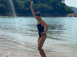 Экс-советница министра показала стройное тело в купальнике на пляже 