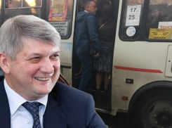 Воронежский губернатор не против прокатиться в маршрутках, но наблюдает за ними за рулем авто 