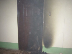 В Воронеже ночью неизвестные подожгли входную дверь в квартире