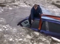 Эпичное утопление и спасение Subaru попало на видео под Воронежем 