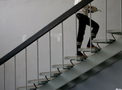 В Воронеже мужчина упал с лестницы и умер