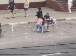 И мужчины, и женщины: нескончаемые драки возле караоке попали на видео в Воронеже