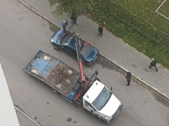 Мэрия Воронежа прокомментировала тотальную эвакуацию припаркованных у дома машин