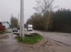 Люди в дождь провода руками убирают: воронежцы забили тревогу из-за упавшего столба