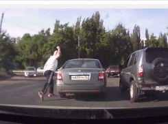 Воронежец, не поделив дорогу, разбил стекло иномарки (ВИДЕО)