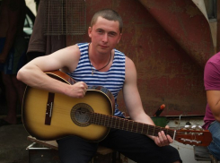 Друзья покалеченного воронежского спасателя собирают ему деньги на протез руки