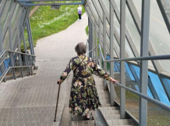 «Больно смотреть на старых людей»: путь к современной поликлинике превратился в квест для воронежцев 