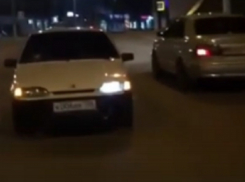 Безумная езда задом среди потока попала на видео в Воронеже