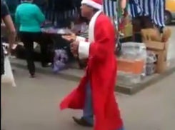 Проделки пьяного Деда Мороза на улице в Воронеже попали на видео