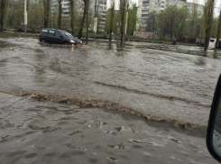 Из-за ливня в Воронеже под воду ушла целая улица