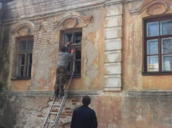 В Воронеже заколотили окна и двери самого старого каменного дома