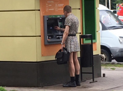 Мужчину в мини-платье застали у банкомата в Воронеже