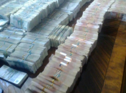 У родственников руководителя управления автомобильных дорог Воронежской области нашли евро, доллары и рубли на 140 млн. (ВИДЕО)