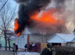 «Дом горит по всей площади»: в одном из районов Воронежа бушует пожар 