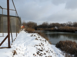 В Воронеже незаконно возводили гаражи на берегу реки Песчанка