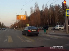Черный Mercedes заставил женщину с ребенком бежать по зебре в Воронеже