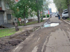 «Грязное месиво»: неприглядное состояние воронежского двора показали на фото