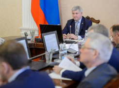 Горящие сроки неторопливых перевозчиков взволновали губернатора Гусева