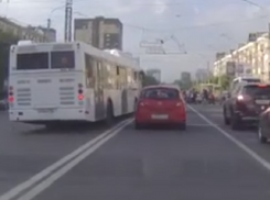 Абсурдный поступок водителя автобуса попал на видео в Воронеже