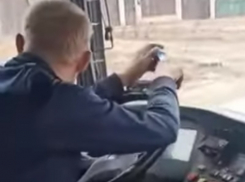 Странное поведение водителя автобуса сняли на видео в Воронеже