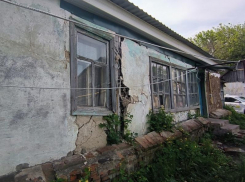 Как выглядит 120-летний барак, где живут дети и пенсионеры под Воронежем 