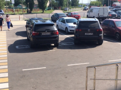 Volkswagen и BMW жестко потеснили инвалидов в Воронеже