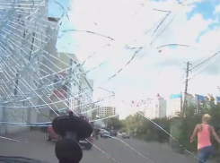 Разъяренная блондинка-автоледи выбила ногой лобовое стекло воронежскому автомобилисту из-за замечаний о вождении 