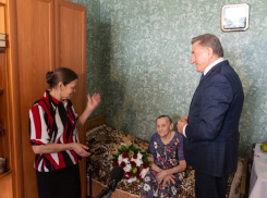 Сенатор Сергей Лукин поздравил со 100-летним юбилеем жительницу Воронежа