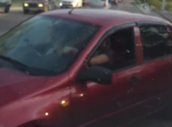 Женщина на Lada отличилась бесстрашием на встречке в Воронеже 