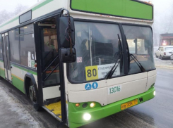 Достойный поступок водителя автобуса приятно удивил пассажирку в Воронеже