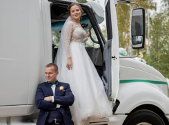 Дальнобойщик устроил фееричную свадьбу с грузовиками в Воронежской области 