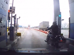 Пренебрежение байкера пунктом оплаты на М4 «Дон» попало на видео