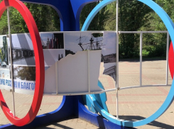 Рваный стенд «Единой России» убрали из «Танаиса» после публикации «Блокнота»