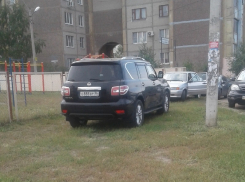 Дерзкую парковку у школы показал внедорожник в Воронеже