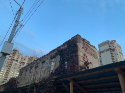 Развалины дома Вагнера тлеют на фоне воронежской современности 
