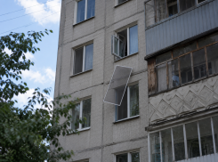Двухлетняя девочка выпала из окна третьего этажа в Воронежской области 
