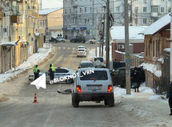 «Лежит с накрытой головой»: опубликовано видео с места смертельного ДТП в центре Воронежа 