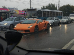 В пробке в Воронеже сфотографировали спорткар Lamborghini Gallardo