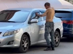 Лазал по машинам: странное поведение полуголого мужчины сняли на видео воронежцы 