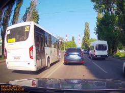 Автобус с людьми выехал на встречку и пересек двойную сплошную в Воронеже