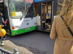 Два автобуса с пассажирами столкнулись на Московском проспекте в Воронеже 