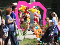 «Город-Сад»: платье из экзотических цветов, масштабное полотно Воронежской области, каменные быки и цветочные маски