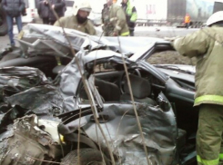 В Воронежской области двое человек погибли и один пострадал, когда фура протаранила иномарку