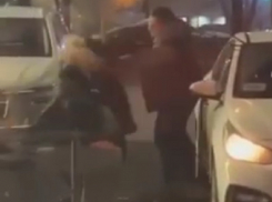 Жесточайшее избиение людей таксистом сняли в центре Воронежа 