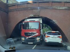 «Мост глупости» комично остановил фуру в Воронеже