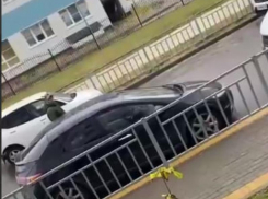 Странные телодвижения возле автомобилей не на шутку напрягли жителей Воронежа